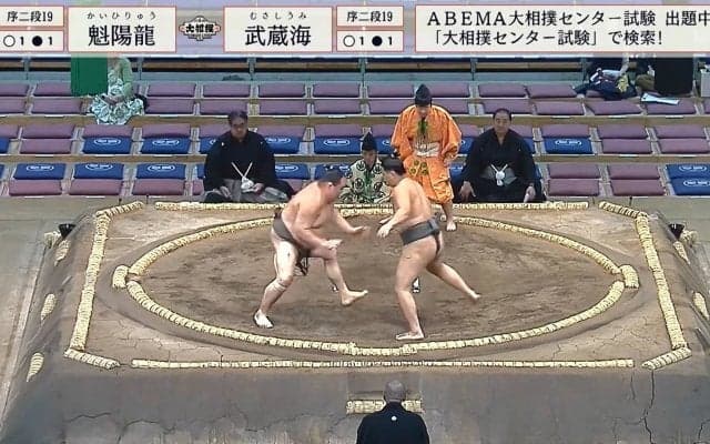 逃げる力士、追う力士… まるで“追いかけっこ”のような珍取組 行司大忙しの展開に「なんだこりゃ」驚きの反響