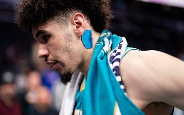 首にブランドのタトゥーを入れているラメロ・ボール…規則違反のためリーグが隠すよう要請