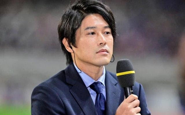 「これは…寒いわ」内田篤人氏と松木安太郎氏のU22日本代表戦の解説席が、「後半ずっと鼻すすってたけど、これは納得だわ笑」と話題に！ 風で動く前髪にも視線集まる