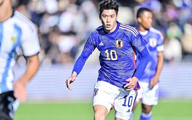 「このシーン、スタンド沸いた」U22日本代表の10番、鈴木唯人がアルゼンチン代表とピッチ上での「顔面接近にらみ合い」緊迫の瞬間が話題に！ 主審が慌てて止めに入った衝撃場面