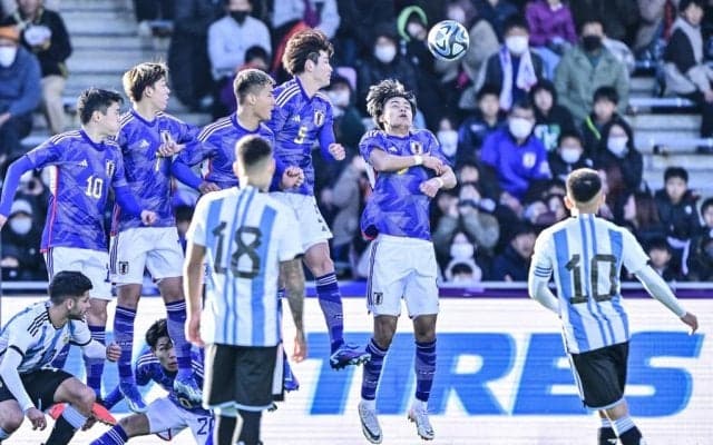 「メッシかよ」「メッシ超えるんじゃないかい…」U22日本代表から決めたアルゼンチン代表10番の直接FK弾に「これが世界か」と驚愕の声！「この先絶対来る選手」と大絶賛