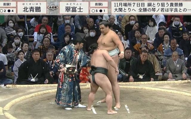 「レアだな」「水入りキター」30センチ身長差対決、白熱の大相撲で先に動いたのは行司「すげぇの見られた」「8年半ぶりだって！」珍事に館内騒然