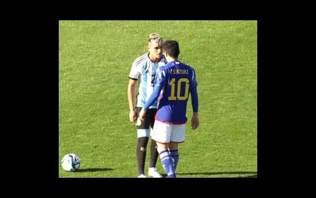 「目が怖すぎ」アルゼンチン代表MFが日本代表10番にメンチを切って一触即発の瞬間！視聴者は「びびるって」など反応も、鈴木唯人は冷静に対応して…