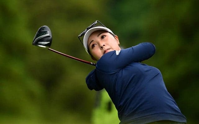 青木瀬令奈が逆転で大混戦を制す、年間女王争いは山下美夢有が首位守るも岩井明愛が差を詰める　エリエールレディス最終日