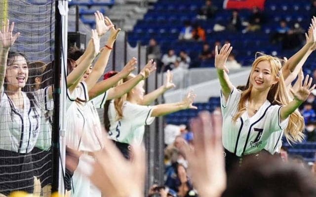 台湾チアの異常な人気、選手の本音は？　一斉にカメラ…グッズ爆売れで“アイドル級”