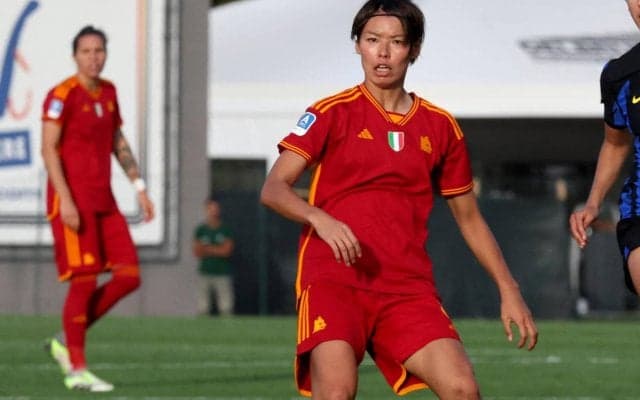 ローマ熊谷紗希、試合後にチームメイトとあのポーズ！「可愛いしかない」「ディバラマスクしてる」