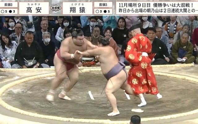「行司さん引っ張ったらあかんw」アクシデント続出の熱戦 草履を飛ばして懸命回避も「行司さんも大変」同情の声