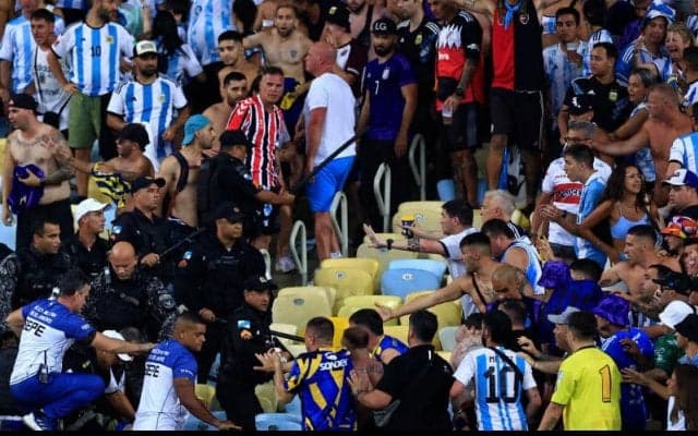 ブラジルvsアルゼンチンが試合前から荒れ模様…サポーター同士の衝突でキックオフ遅れる