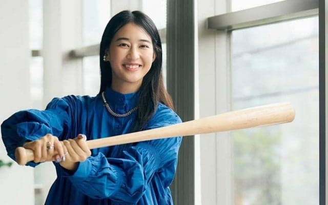 チラリお構いなしの“大股スイング”　タイトワンピの美人モデルが「めっちゃ豪快」