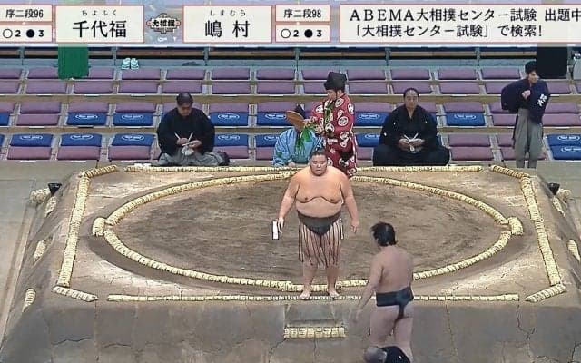 し、しまった…勝った若手力士が大恐縮のアクシデント 負けた力士が土俵下に転落した直後のワンシーン