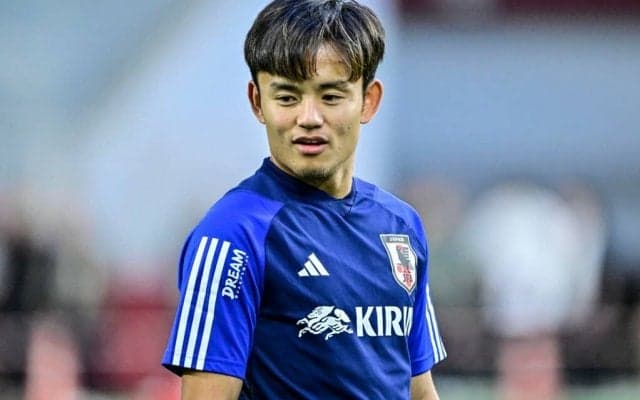 「これ公式がやってんのかw」「許可とったんか？笑」久保建英を擁するレアル・ソシエダ、公式SNSで「10番の“作業員コスプレ”合成写真」を投稿！ 日本のファンからツッコミ殺到して話題に
