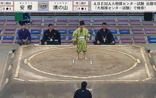 15歳と18歳力士が土俵際でもつれ合う大熱戦 落下し“ヒヤリ”な場面に館内悲鳴も相手を気遣う姿勢「優しいね」