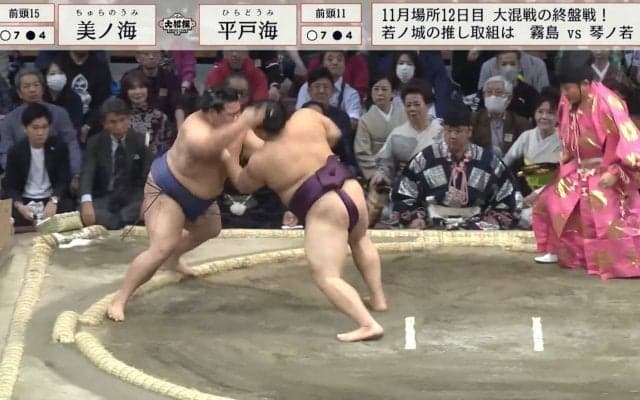 勢いよく突進する力士 指先から“何かが飛ぶ瞬間”に視聴者「白いものが飛んだよ？」「何？」