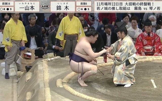 陽キャ力士と行司、懸賞金を受け渡しする位置が近過ぎて相撲ファンじわる 接触しそうなハプニングに「あっぶねw」