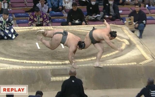 「二度の物言い＆同体取り直し」“珍事”に館内どよめき、拍手喝采 死力を尽くした両力士の様子に「笑ってもうてるやん」