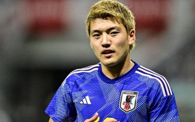 「いや、これは名シーンでしょ」「ドイツ戦での心残り」堂安律のW杯ゴール直後、「ゴールパフォーマンスを阻止」した鎌田大地に再脚光！ 1年前の珍事件にファンが注目