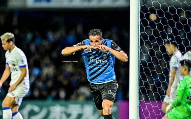 「お父ちゃん、最高や！」川崎FWレアンドロ・ダミアンのゴール直後の“家族サービス”が話題！ 微笑ましい光景も「最後の思い出とか言わないよね？」とファンは心配