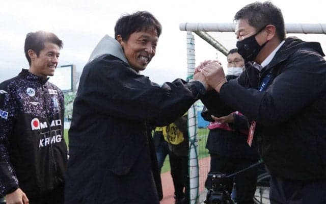 勝ってJ1残留を決めた湘南、山口智監督は元同僚・大岩一貴の決勝ゴールに「ビックリ」も手応え「練習して来た形だった」