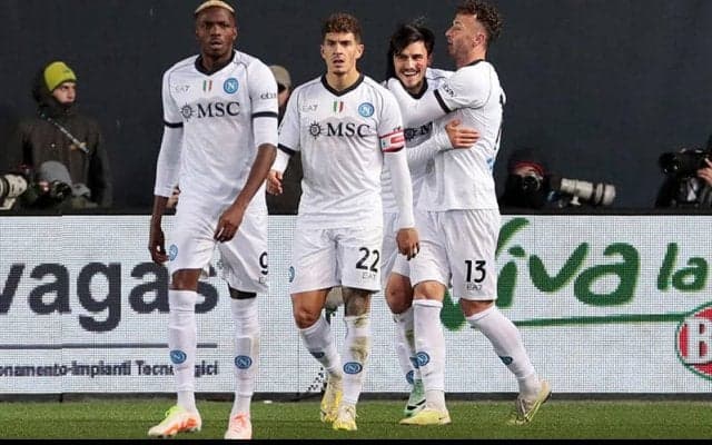 マッツァーリ復任の新生ナポリ、復帰オシムヘンの決勝アシストでアタランタに競り勝つ【セリエA】