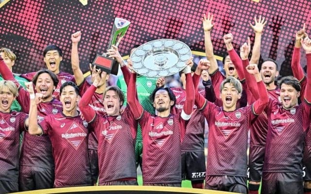 「松葉杖できてくれた…涙」J1神戸の優勝セレモニーに駆けつけた「全治1年・齊藤未月の松葉杖姿」にサポーターが涙！「痛々しいけど歓喜の輪に加われて良かった」の声