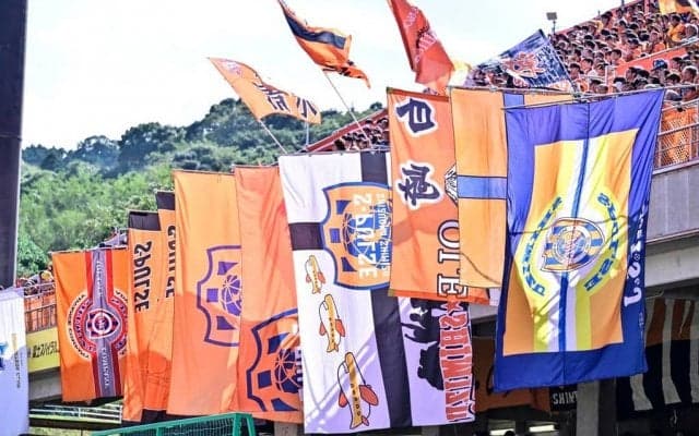 「コレオのレベル高すぎてビビる」J2清水サポーターがJ1昇格の大一番で見せた「漢字コレオ」が「めっちゃかっこいい」と大絶賛！ 色を変更させて文字を浮かび上がらせる