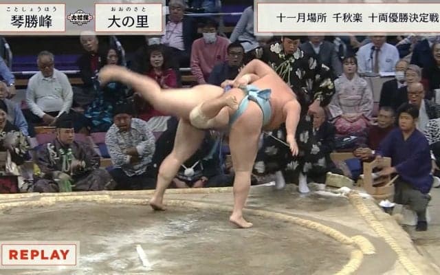土俵から行司が消えた…十両優勝決定戦で起こった珍事 「よく逃げたw」「行司さんもお疲れ様」ファン称賛の一コマ