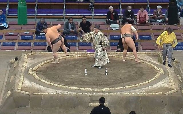 20歳力士の四股が美しい「打点が高い」「キレイだな」「体柔らかいね」反響