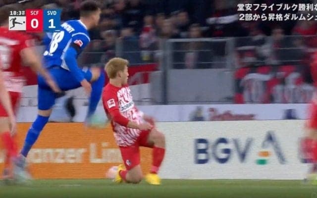 「マジか…」「戻ったのに」堂安律の前で起きた絶望シーン 止められなかった相手シュートが味方に当たってしまう→キーパー泣かせの不運なゴール