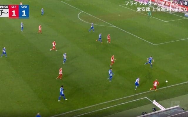 「メッシかよ！」「上手すぎる」 堂安律が“天才的ボールタッチ”で相手守備陣を翻弄してブチ抜いた瞬間　タッチライン際でキレッキレな超絶ドリブルを炸裂