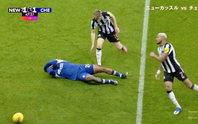 衝撃タックルにサポーター騒然！ ブラジル代表MFの“悪質ラリアット”に相手DF激昂 即イエロー提示のラフプレーに批判