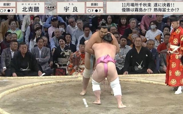 抱え込まれ絶体絶命と思いきや……業師の大逆転劇に館内興奮 関取最長身を吹っ飛ばし「これはさすがの宇良」「すっごいパワフル！！」