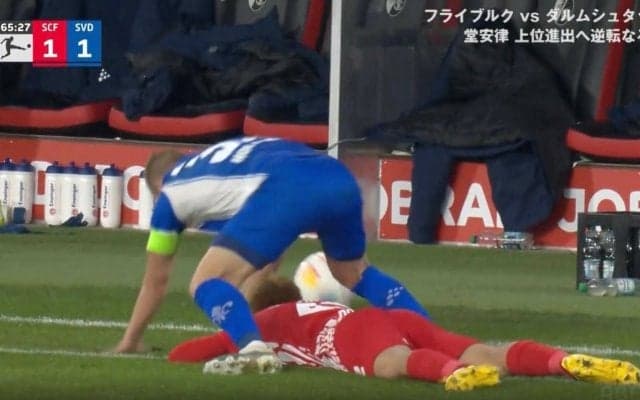 一体、何が起こった？ 堂安律が背後から突き飛ばされて“想定外のハプニング”発生　倒した相手が頭上スレスレを通過してシュールすぎる珍プレーに