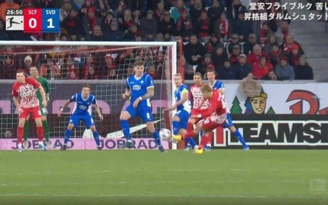 「上手すぎる」「素晴らしい」堂安律が天才的トラップ→“高精度ミドルシュート”炸裂　ボックス手前からゴールを狙いすまして左足一閃 “巻いて”打った瞬間