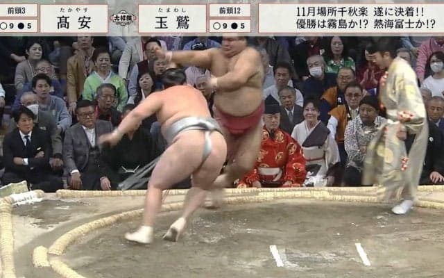 勢い余って……ベテラン力士が土俵外へと飛び出してしまうまさかの結末 視聴者騒然「止まれなかったw」「飛び出しちゃあかんw」