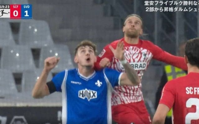 ファウルだろ！場内に不穏な空気… 空中戦で“顔面エルボー”が直撃する危険シーン 痛すぎる一撃を食らった相手がピッチに倒れ込んだ瞬間