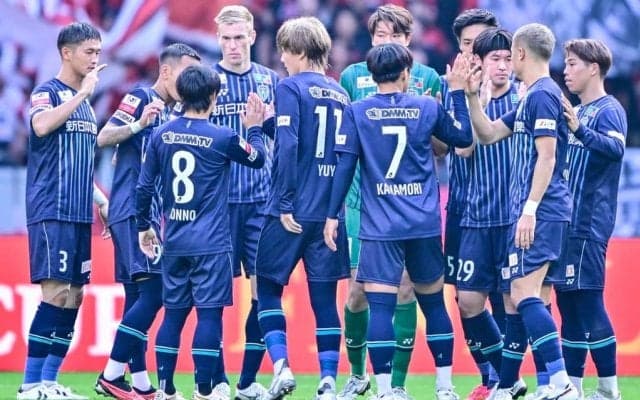 「女神降臨か!!」J1福岡に「ミス中央グランプリ」の“新サポ”が出現してファン歓喜！「ユニ姿、かわいいわぁ」「こんなお姫様に応援してもらったら頑張れそう」の声