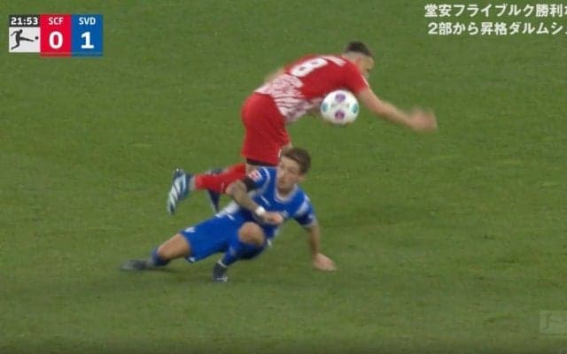 「超悪質」「完全に狙いすぎだろ」超絶トップスピードで“殺人スライディング”炸裂　イエロー12枚食らった“潰し屋”があわや大事故レベルの危険プレー