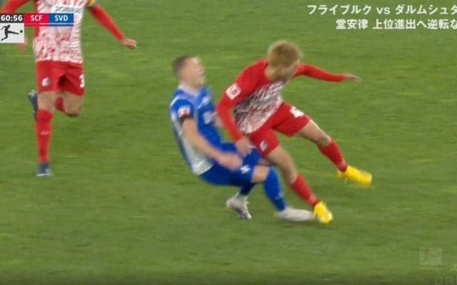 ゴツすぎるだろ！堂安律が鬼チャージ→体当たりタックルを炸裂した瞬間　自分よりデカい相手を余裕で吹っ飛ばした“強靭フィジカル”にスタジアム騒然