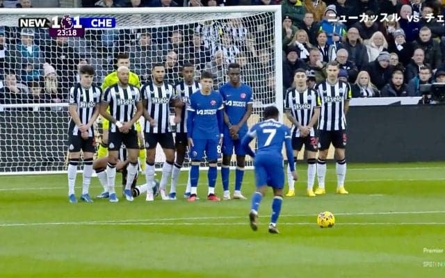 「クリロナやんw」鋭い縦回転FK弾にGK一歩も動けず！ イングランド代表FWが一閃「気持ちいやつ決まった」エグい軌道に敵地サポーター脱帽