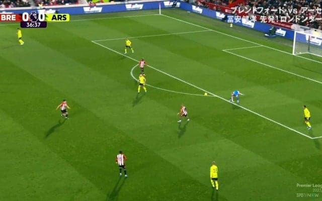 「やらかしすぎ」アーセナルGKの“珍スローイング”を冨安健洋がナイスフォローした瞬間！ボールを地面に叩きつけて「嘘だろ」「ええ…」など驚愕の声