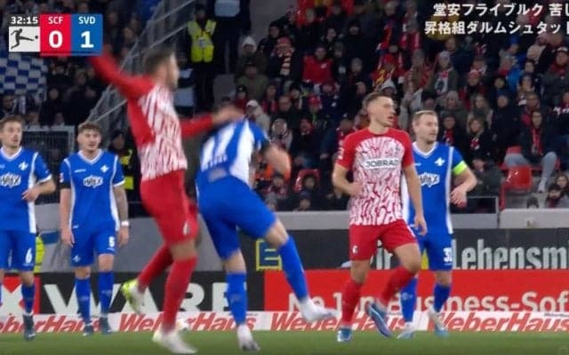 審判ブチギレ！「お前、ちょっと来い」 空中戦で顔面に強烈すぎるパンチ一発… ピッチに倒れこんだ選手をシカトして立ち去った選手を強制呼び出し