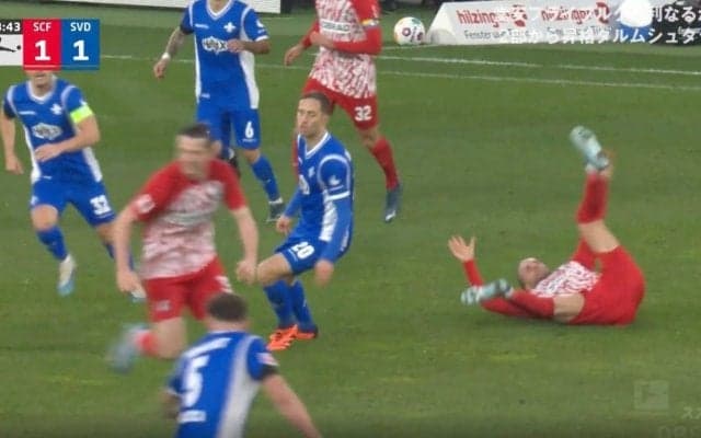 そんなに吹っ飛ぶ？ 背後からタックル→足を大きく広げながら大回転　演技か本当か分からない… 狡猾な動きが持ち味のベテランが“怪しすぎる動き”