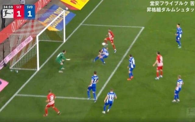 「全てが完璧」「上手すぎる」 堂安フライブルクが“完璧すぎる崩し”からゴールを叩き込んだ瞬間　相手守備陣を絶望させた流れるようなパスワークから美しい一撃