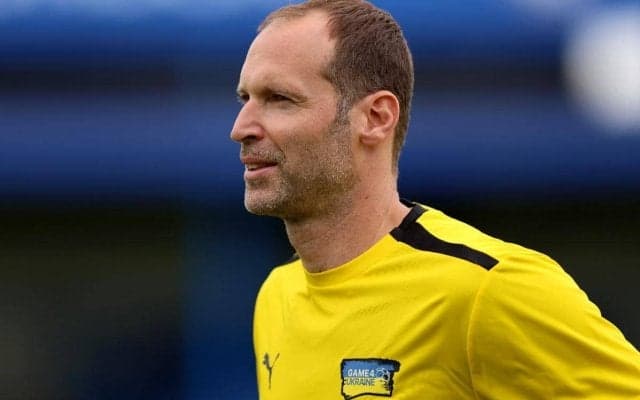 氷の上でも好セーブ連発の元チェルシーGKチェフ、新天地のアイスホッケーチームで早速デビュー