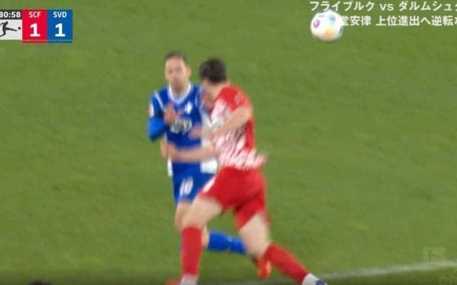 「これは痛すぎる！」立ち上がれるか？ 顔面同士がぶつかって吹っ飛ぶ危険シーン ヒールパスで裏に抜け出す→勢いそのままに突っ込んできた相手と正面衝突