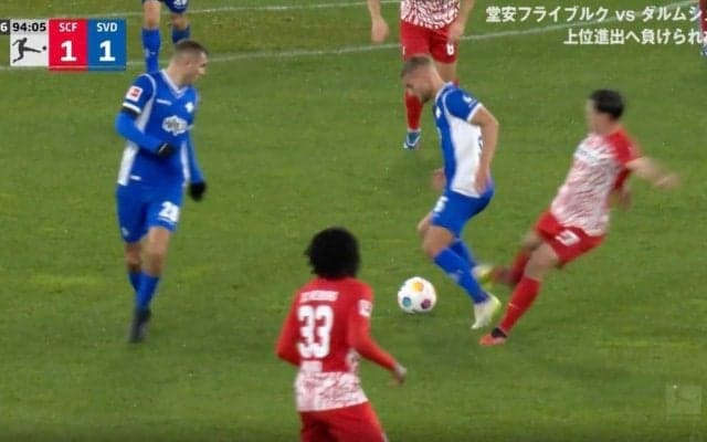 体を張って潰す！“戦術的ファウル”でプレーをブった切る 背後から相手の足を冷静に刈り取る瞬間　イエローカードと引き換えにピンチ阻止したシーン 