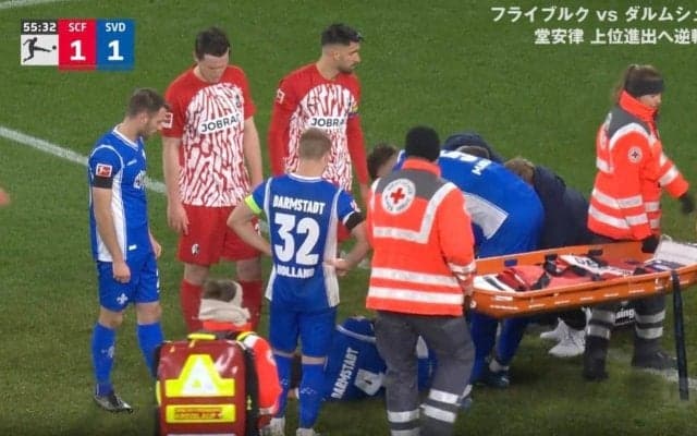 超危険！「担架が来るの遅い」「マジで危ないやつ」 着地失敗して足首負傷して転倒→1秒後に足の上に選手が落ちてくる… 痛すぎるアクシデントに場内騒然