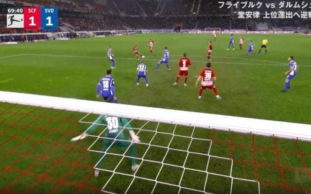 俺に打たせろ！「強すぎる」「エゴい」 堂安律の“最強すぎるメンタル”が爆発　どフリーの味方からボールを“奪い気味”に強引にシュートを放つ瞬間