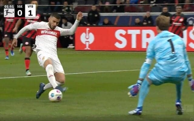 「入っちゃうのかよ！」試合開始57秒、DF陣が絶望した一撃　足先チョンざわりのボールがコロコロ… 狙いすました“激ヨワシュート”がネットに吸い込まれる瞬間
