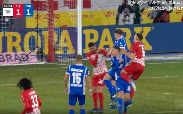 サポーター騒然！実況・解説が絶句… これは地獄すぎる　シュートを放とうと振り抜いた足が腹部にモロに直撃した超危険シーン